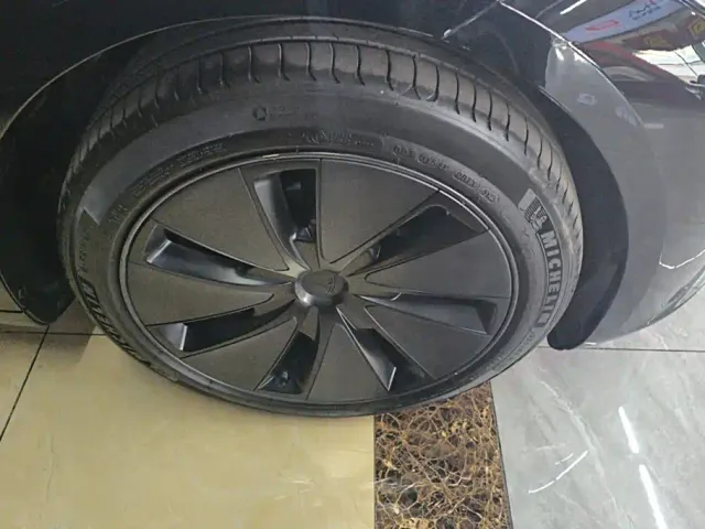 Tesla Model 3 — Фото автомобиля 6