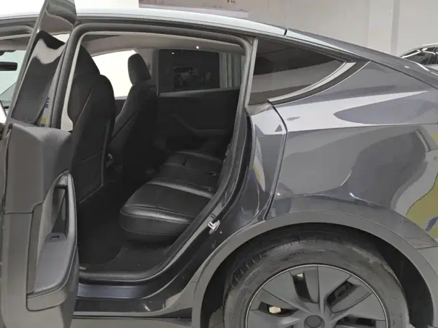 Tesla Model Y — Фото автомобиля 11