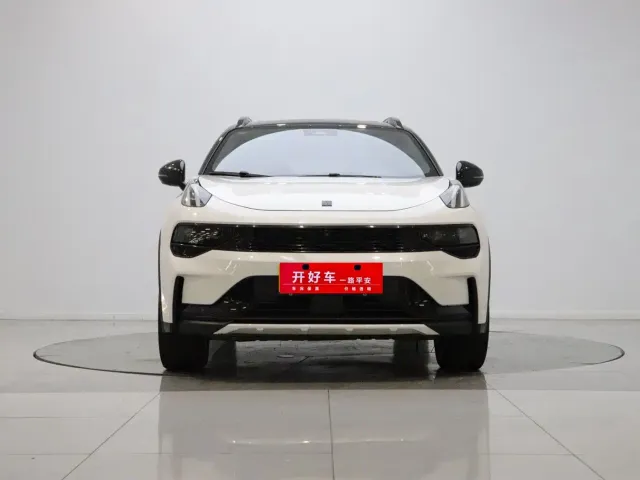 Lynk & Co 01 — Фото автомобиля 2