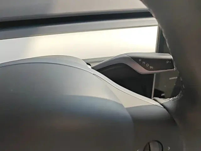 Tesla Model Y — Фото автомобиля 13