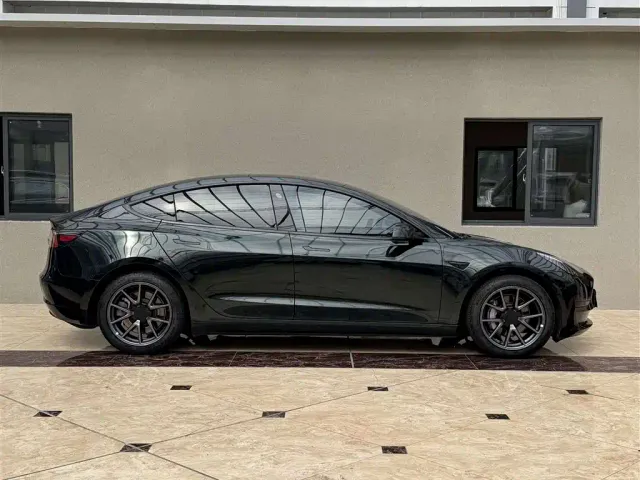Tesla Model 3 — Фото автомобиля 3