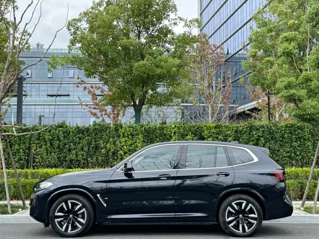 BMW iX3 — Фото автомобиля 3