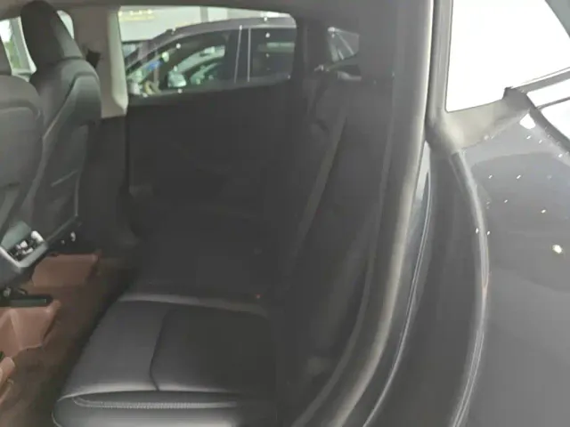 Tesla Model Y — Фото автомобиля 16