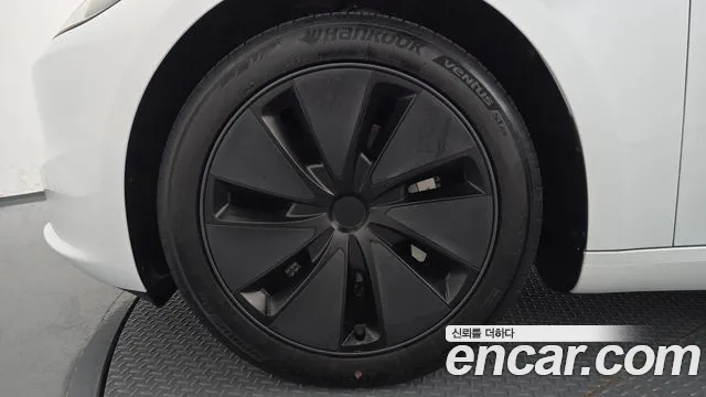 Tesla Model 3 — Фото автомобиля 4