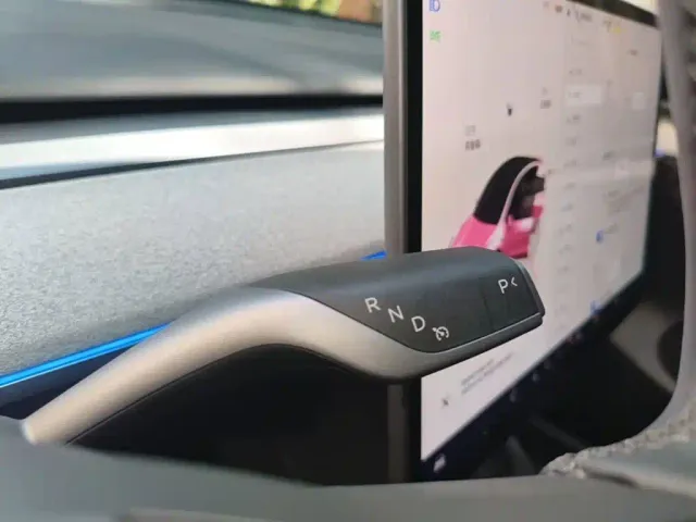 Tesla Model Y — Фото автомобиля 13