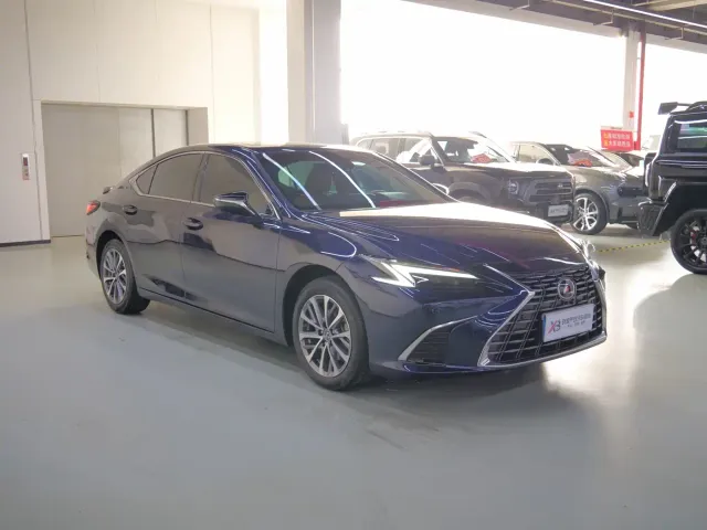 Lexus ES — Фото автомобиля 3