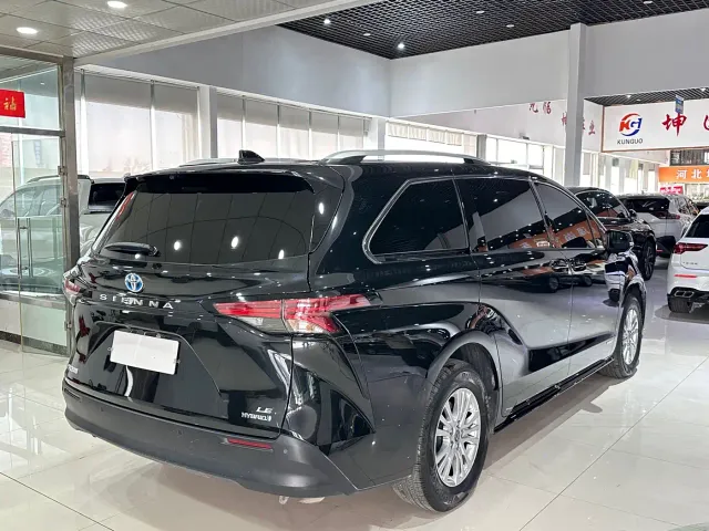 Toyota Sienna — Фото автомобиля 9