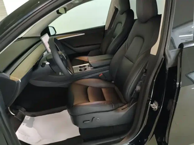 Tesla Model Y — Фото автомобиля 14