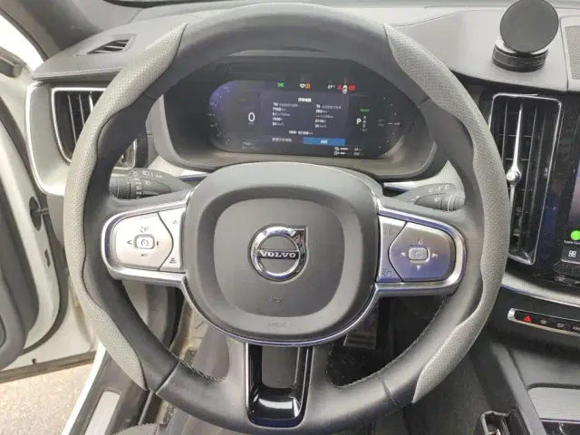 Volvo XC60 — Фото автомобиля 15