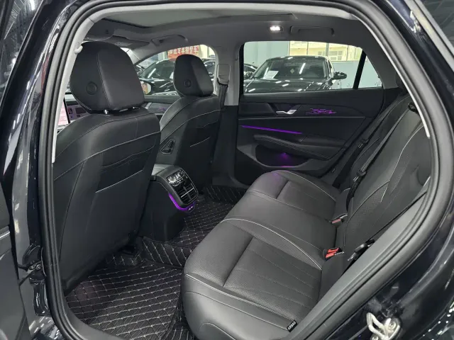 Volkswagen Passat 2025 Model Pro 380TSI Starlight Dragon Edition — Фото автомобиля 5