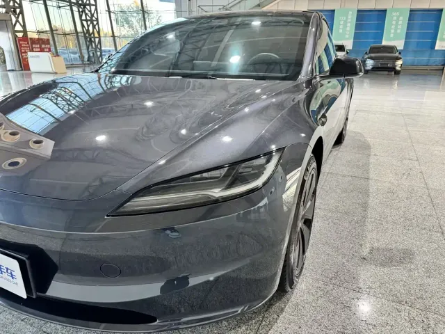 Tesla Model 3 — Фото автомобиля 20