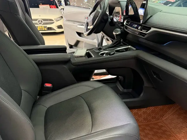 Toyota Sienna — Фото автомобиля 12