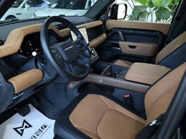 Land Rover Defender — Фото автомобиля 13