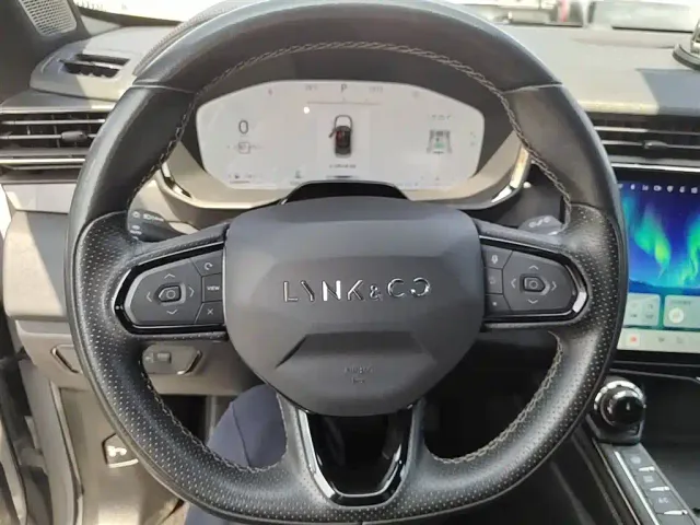 Lynk & Co 01 — Фото автомобиля 6