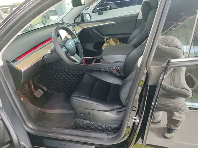 Tesla Model Y — Фото автомобиля 14