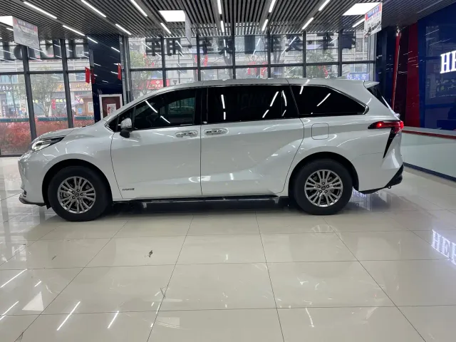 Toyota Sienna — Фото автомобиля 16
