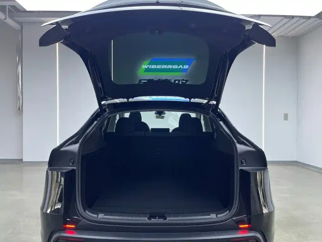 Tesla Model Y — Фото автомобиля 5