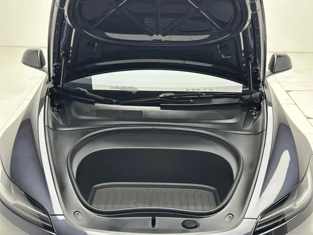 Tesla Model 3 — Фото автомобиля 22