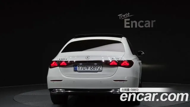 Mercedes-Benz E-Class — Фото автомобиля 4