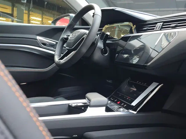 Audi e-tron — Фото автомобиля 13