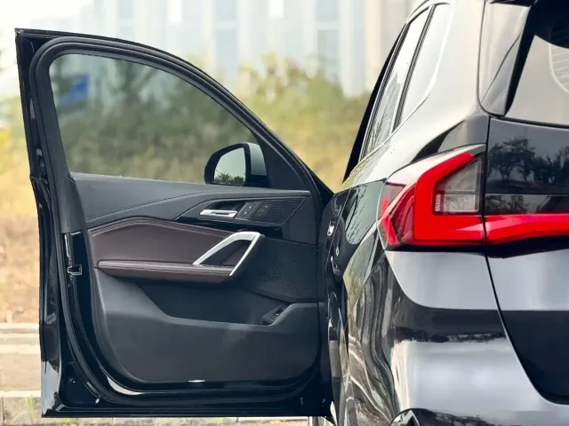 BMW iX1 — Фото автомобиля 4