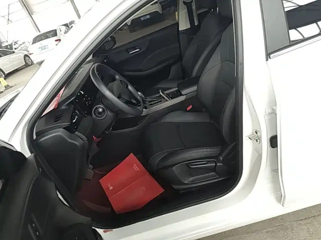 Roewe i5 — Фото автомобиля 14