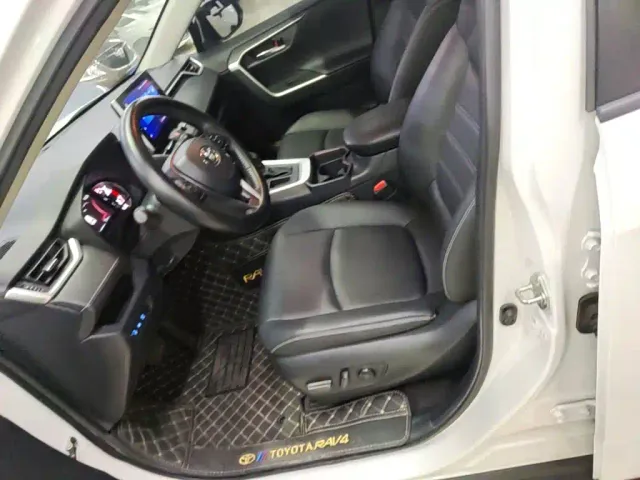 Toyota RAV4 — Фото автомобиля 14