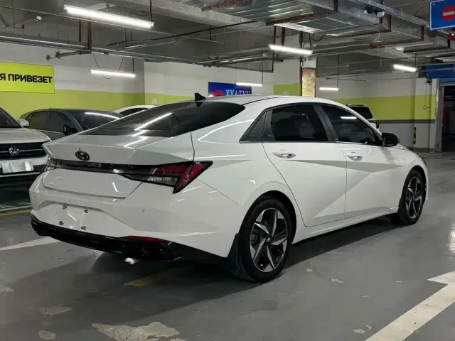 Hyundai Elantra 2022 1.5L CVT LUX Premium Edition — Фото автомобиля 5