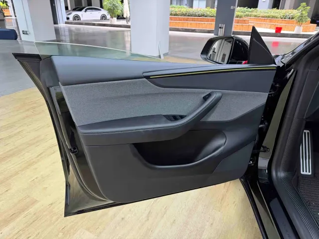 Tesla Model Y — Фото автомобиля 6