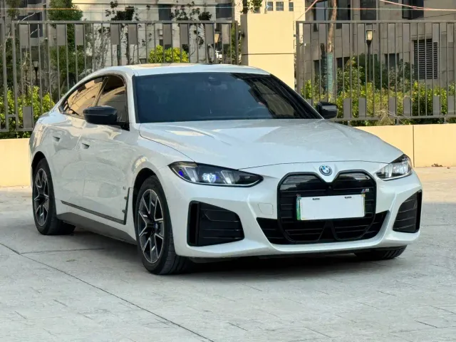 BMW i4 — Фото автомобиля 3