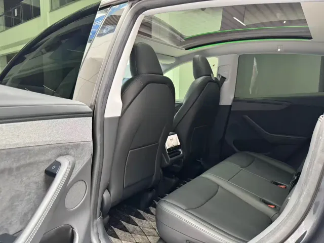 Tesla Model Y — Фото автомобиля 12