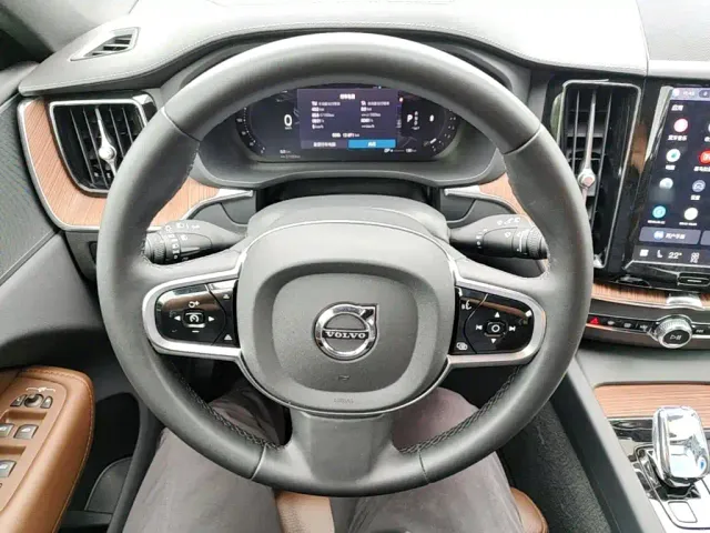 Volvo XC60 — Фото автомобиля 14