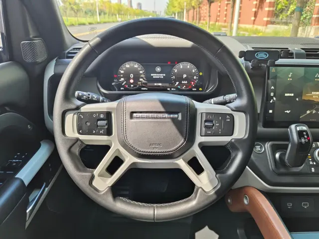 Land Rover Defender — Фото автомобиля 28