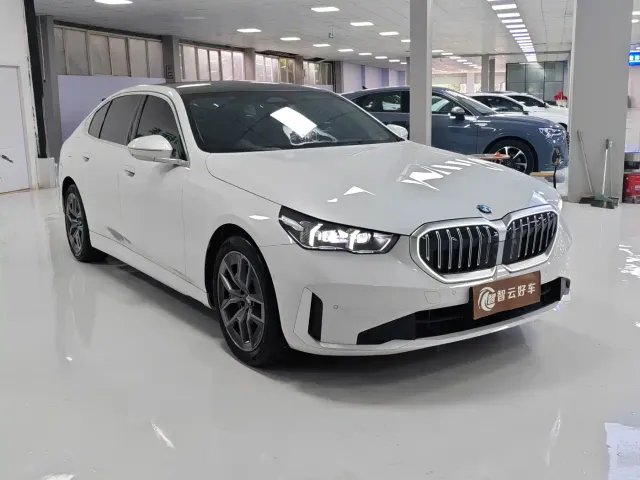 BMW 5 Series — Фото автомобиля 3