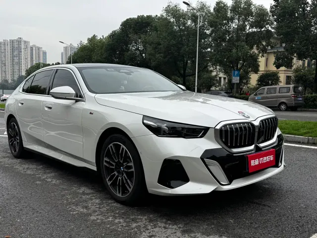 BMW 5 Series — Фото автомобиля 3