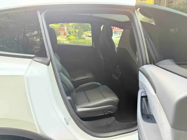 Tesla Model Y L — Фото автомобиля 13