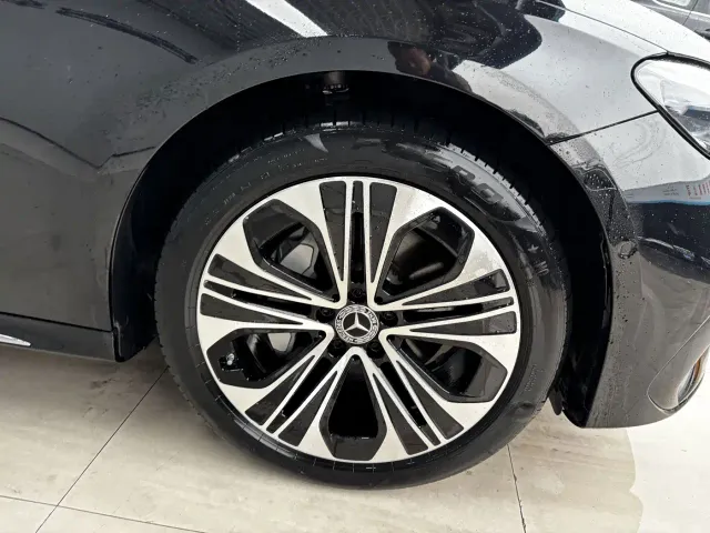 Mercedes-Benz E-Class — Фото автомобиля 30
