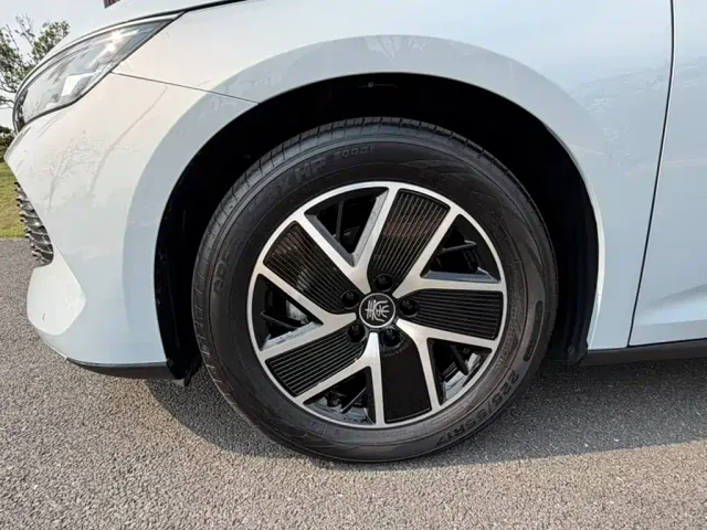 BYD Qin L — Фото автомобиля 17