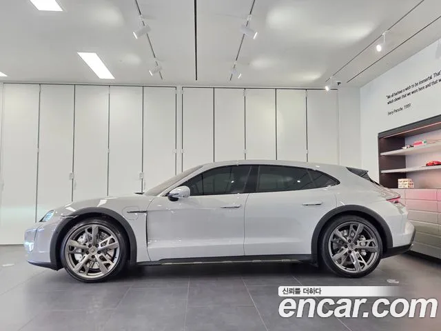 Porsche Taycan — Фото автомобиля 6
