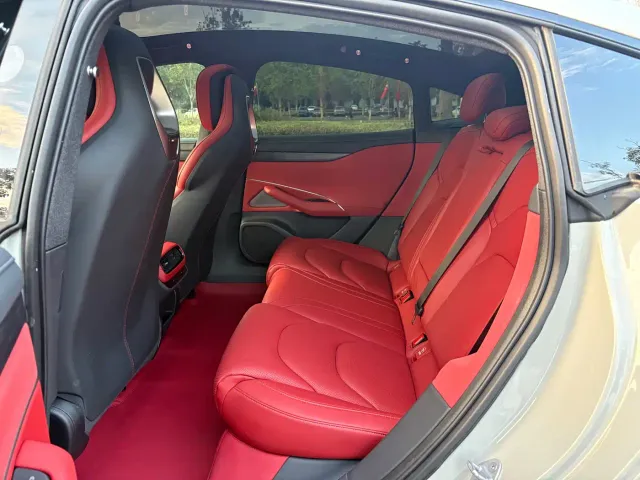 Xiaomi SU7 — Фото автомобиля 11