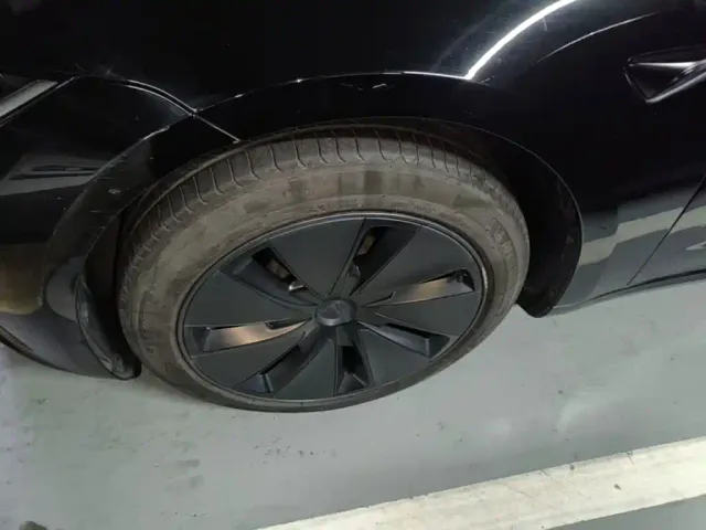 Tesla Model 3 — Фото автомобиля 22