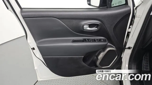 Jeep Renegade — Фото автомобиля 13
