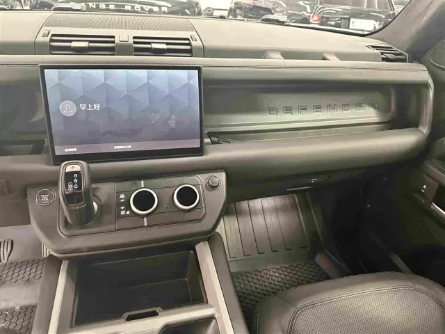 Land Rover Defender — Фото автомобиля 9