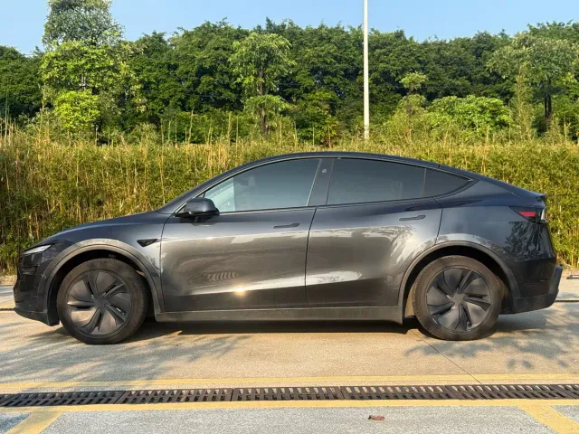 Tesla Model Y — Фото автомобиля 15