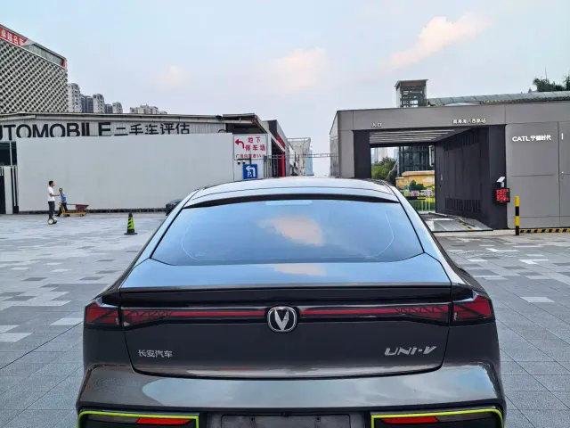 Changan Changan UNI-V 2022 1.5T Sport Edition — Фото автомобиля 8