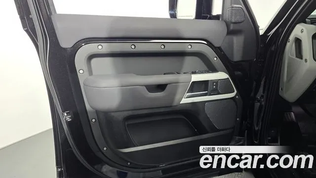 Land Rover Defender — Фото автомобиля 21