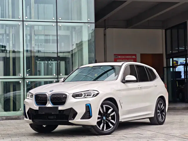 BMW iX3 — Фото автомобиля 2