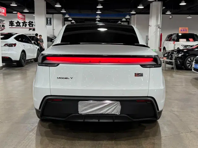 Tesla Model Y — Фото автомобиля 8