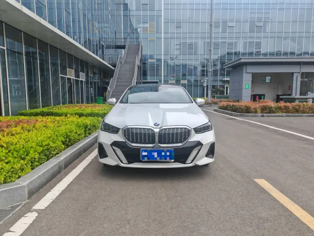 BMW 5 Series — Фото автомобиля 2
