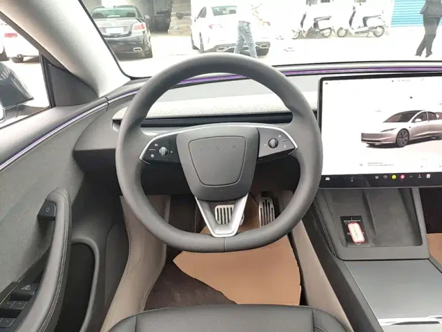 Tesla Model 3 — Фото автомобиля 10